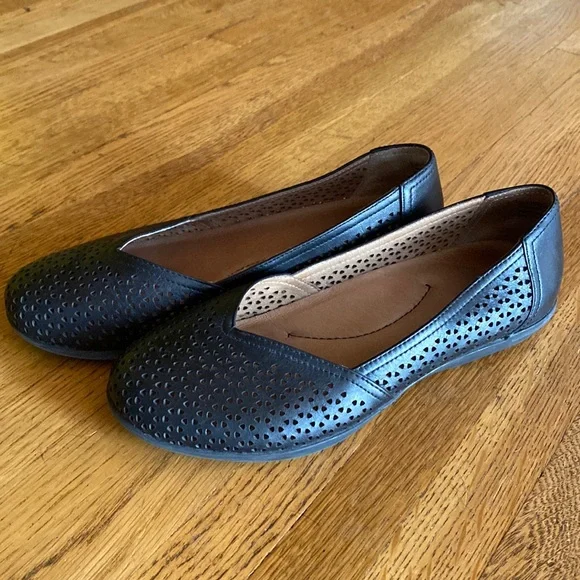 Dansko Neely Cut-Out Flats In black 6.5 - Picture 1 of 6